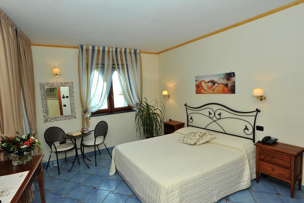 E Poi...Ravello Hotel Room photo
