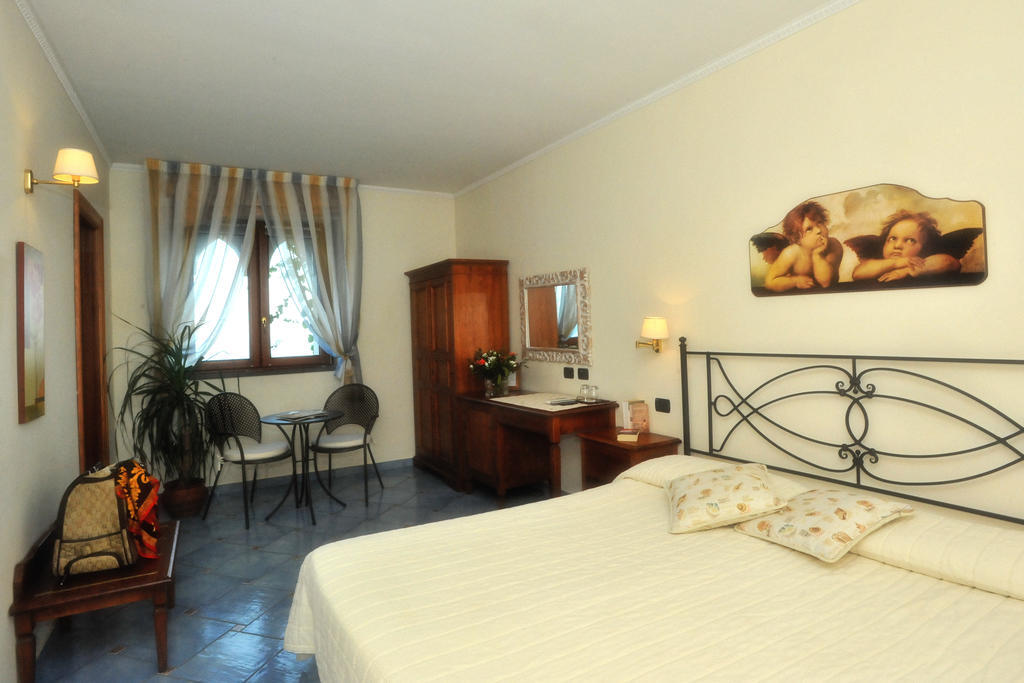 E Poi...Ravello Hotel Room photo